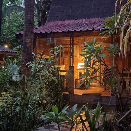 Villas Light House - Eco-Traditional Joglo Gili Trawangan Exterior photo